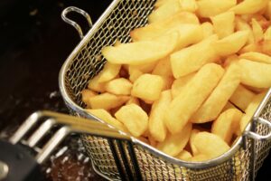 panier de friteuse professionnelle remplie de frites