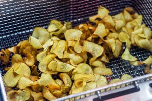 chips maison dans panière friteuse professionnelle