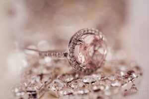 gros plan d'une bague avec un diamant