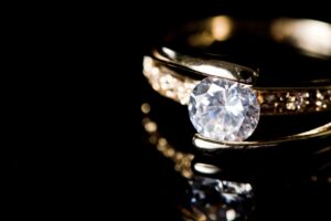 gros plan d'une bague avec un diamant ancien