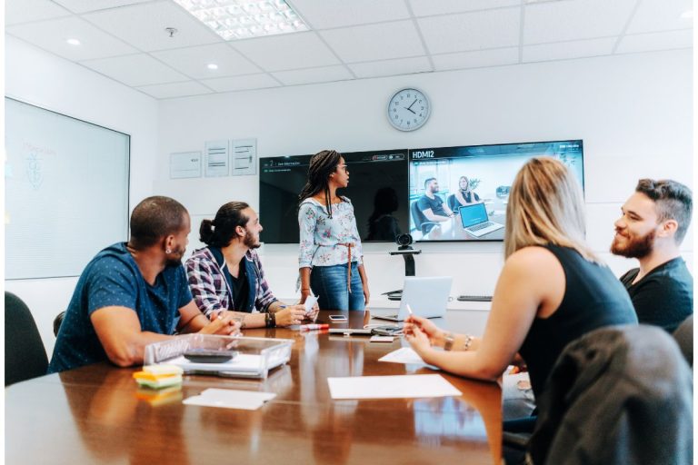 Comment concevoir une salle de réunion parfaite pour la productivité et le confort