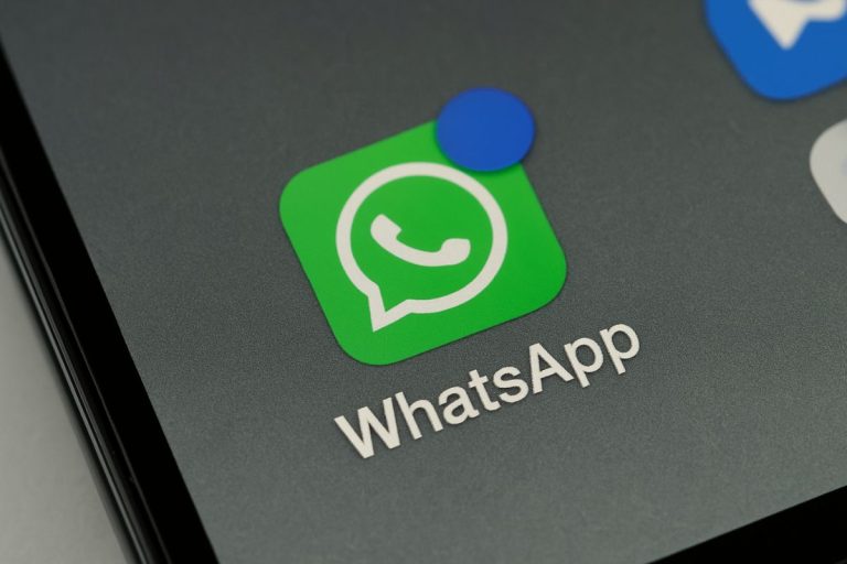 Ce petit rond bleu qui vous agace sur WhatsApp peut disparaître : voici la méthode pour s’en débarrasser sans rien désinstaller