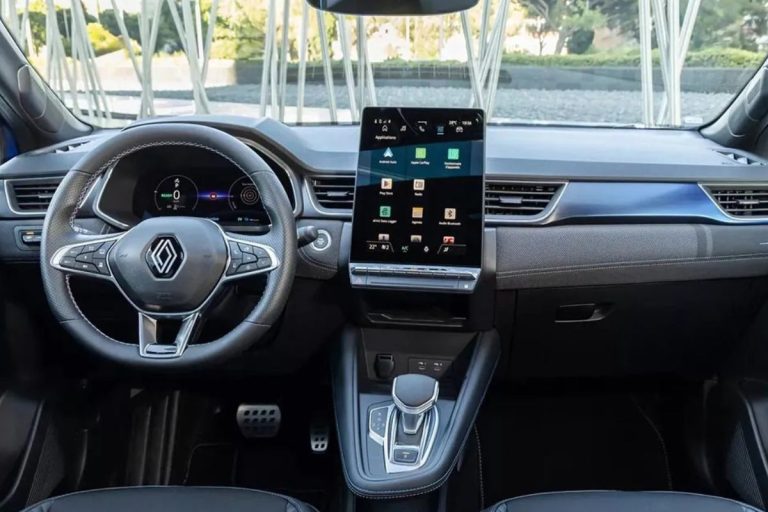 Ce SUV français hybride de 160 chevaux consomme à peine 4,7 L/100 km et met la Yaris Cross sous pression