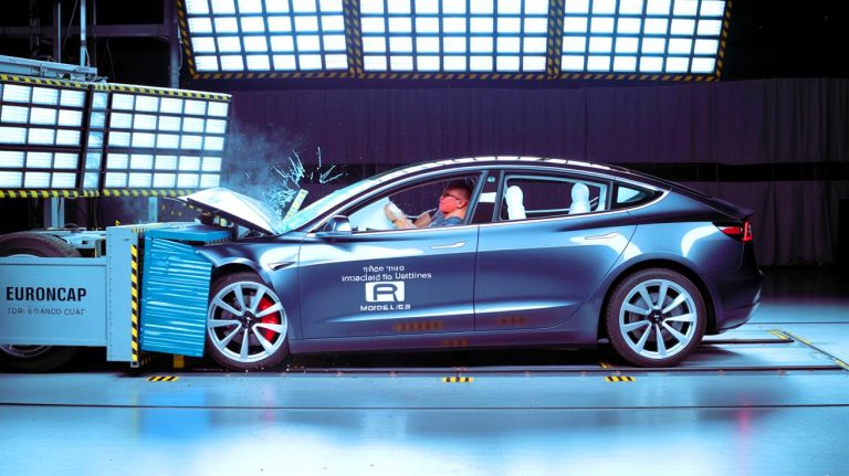 Cette voiture électrique jugée la plus sûre d’Europe met fin au règne des modèles essence en 2025
