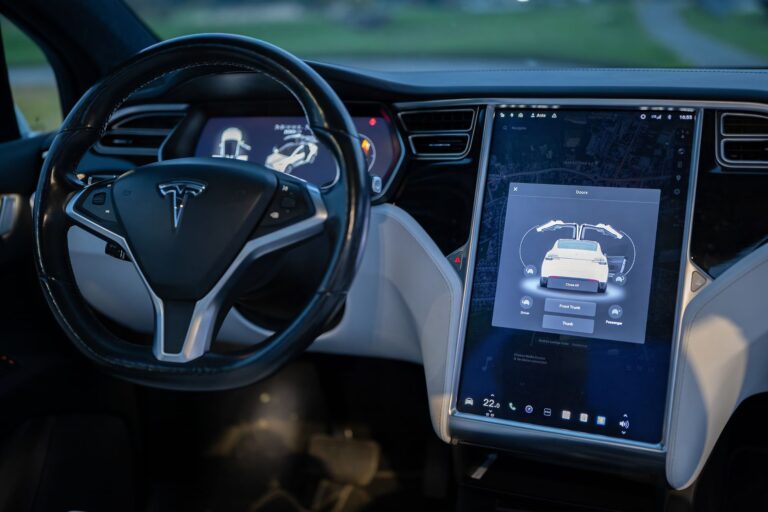 Le Canada choque le monde en gelant les 43 millions d&rsquo;euros pour Tesla : découvrez pourquoi aucun paiement n&rsquo;atteindra Elon Musk