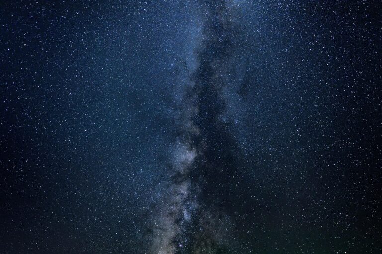 « Des galaxies fantômes nous entourent » : la découverte stupéfiante de 100 galaxies invisibles autour de la Voie lactée bouleverse les scientifiques