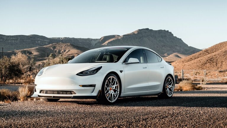 La descente aux enfers de Tesla : ces chiffres de ventes catastrophiques qui terrifient les investisseurs et plongent l&rsquo;entreprise dans la tourmente
