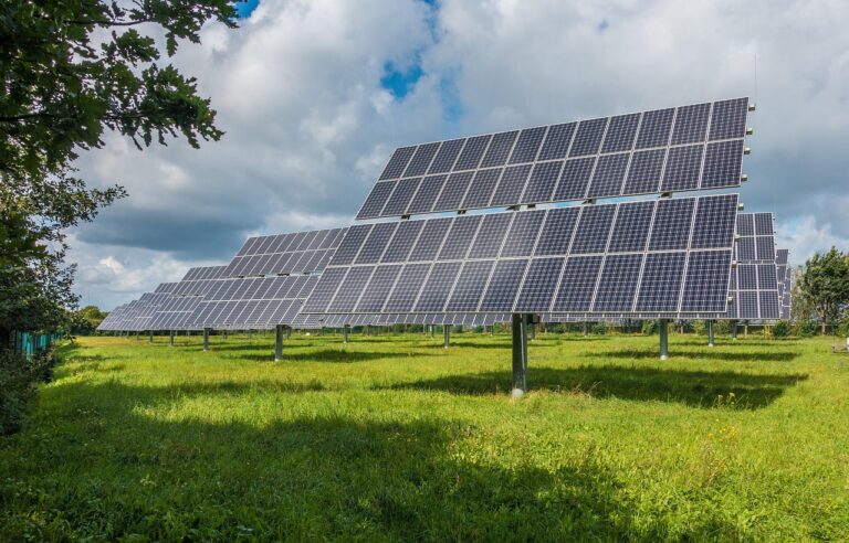 Trop d&rsquo;électricité solaire en France : ce plan du gouvernement pour freiner cette incroyable croissance énergétique et ses impacts inattendus sur le réseau national