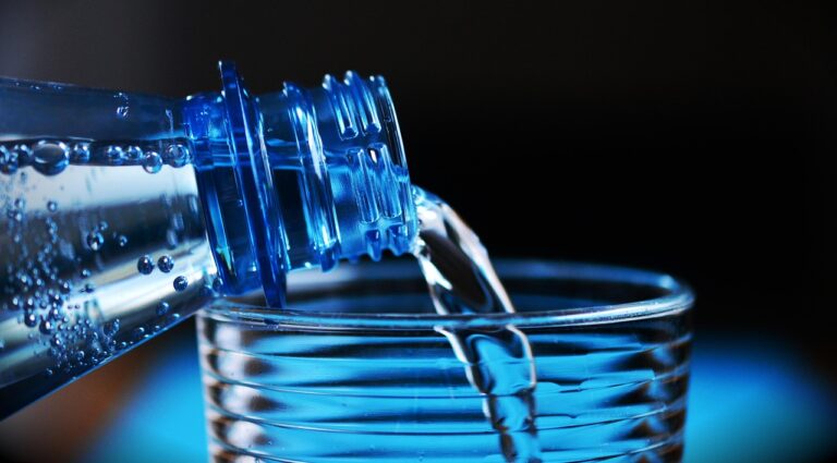 « 3 milliards de particules avalées » : l&rsquo;alerte mondiale sur les microplastiques et leurs effets dévastateurs sur notre santé à chaque gorgée d&rsquo;eau