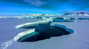 Illustration de formations rocheuses cachées sous la glace de l'Antarctique oriental.