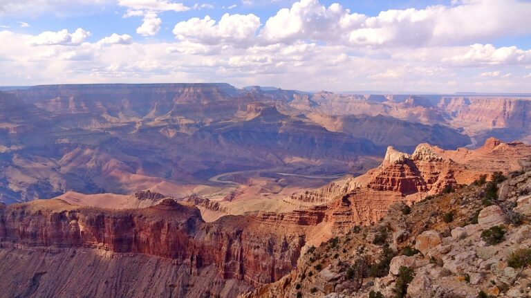 Une météorite responsable du Grand Canyon ? « C&rsquo;était il y a 56 000 ans, et cela change tout » affirment des experts controversés, un débat qui divise les scientifiques.
